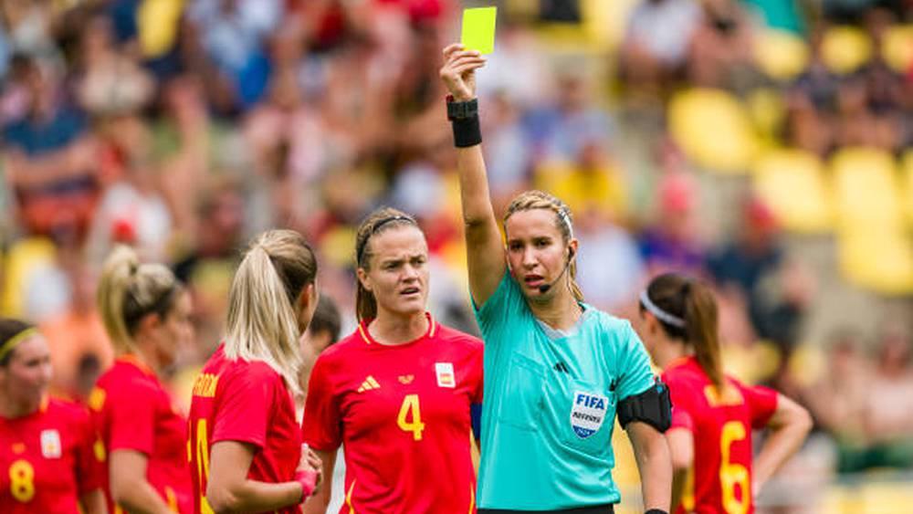 أولمبياد باريس/ بشرى كربوبي تقود مباراة المنتخب الفرنسي النسوي أمام كندا بمساعدة فتيحة جرمومي