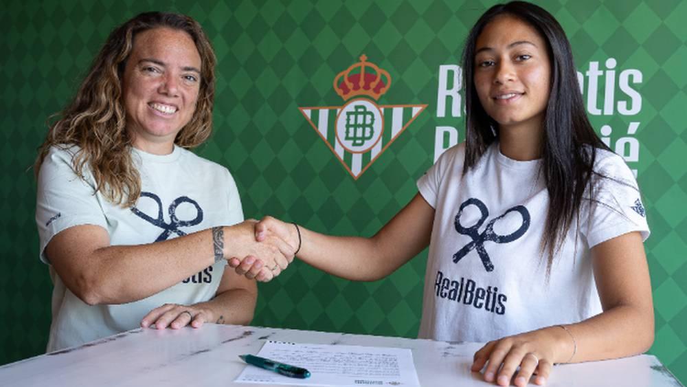 ريال بيتيس الإسباني يعلن تعاقده مع المغربية ياسمين زهير حتى 2026