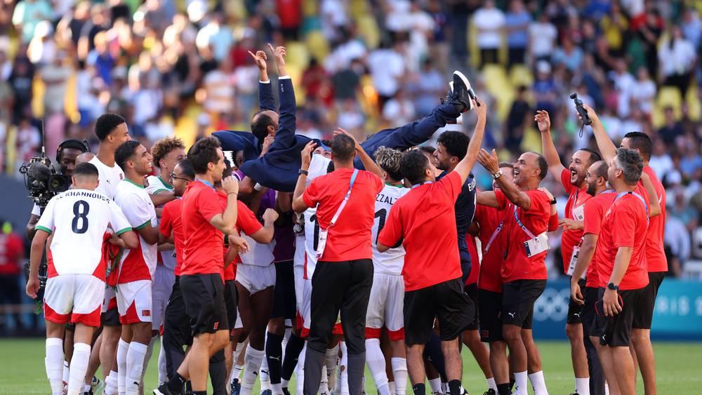 السكتيوي: "أكدنا أن النجاح يمكن أن يأتي بعد الفشل وأهدي هذه الميدالية التاريخية للملك محمد السادس ولعائلتي الصغيرة والكبيرة"