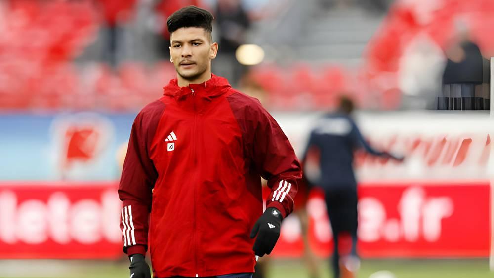 والد داري: "أُفضِّل أن ينتقل أشرف إلى الوداد أو الأهلي وعرض الفريق المصري هو الأقوى حتى الآن"