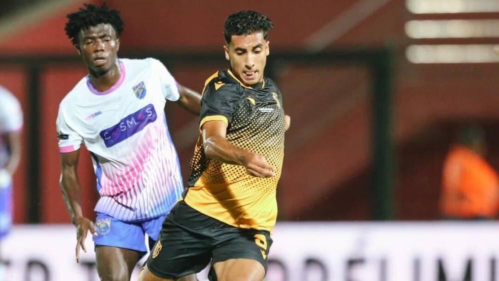 الحكم سليمان أنسودان من جزر القمر يقود مباراة الإياب بين اتحاد تواركة وراسينغ كلوب الإيفواري