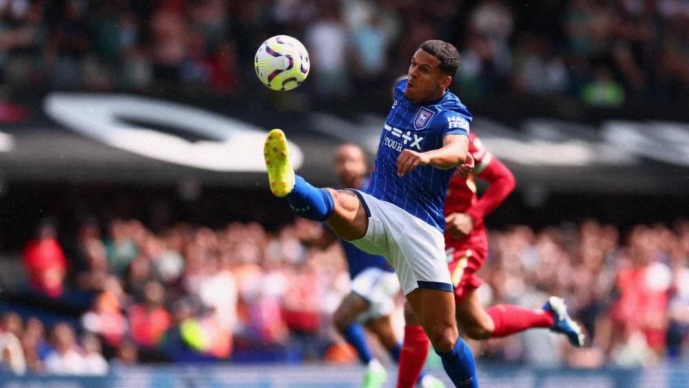 علي الحمادي.. هرب من الحرب ليدخل تاريخ الدوري الإنجليزي