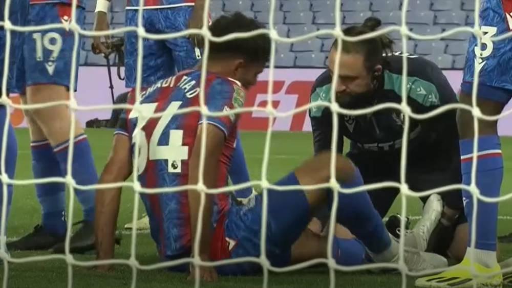 شادي رياض يتعرض للإصابة ويغادر ملعب مباراة كريستال بالاس ضد نوريتش سيتي في كأس رابطة الدوري الإنجليزي