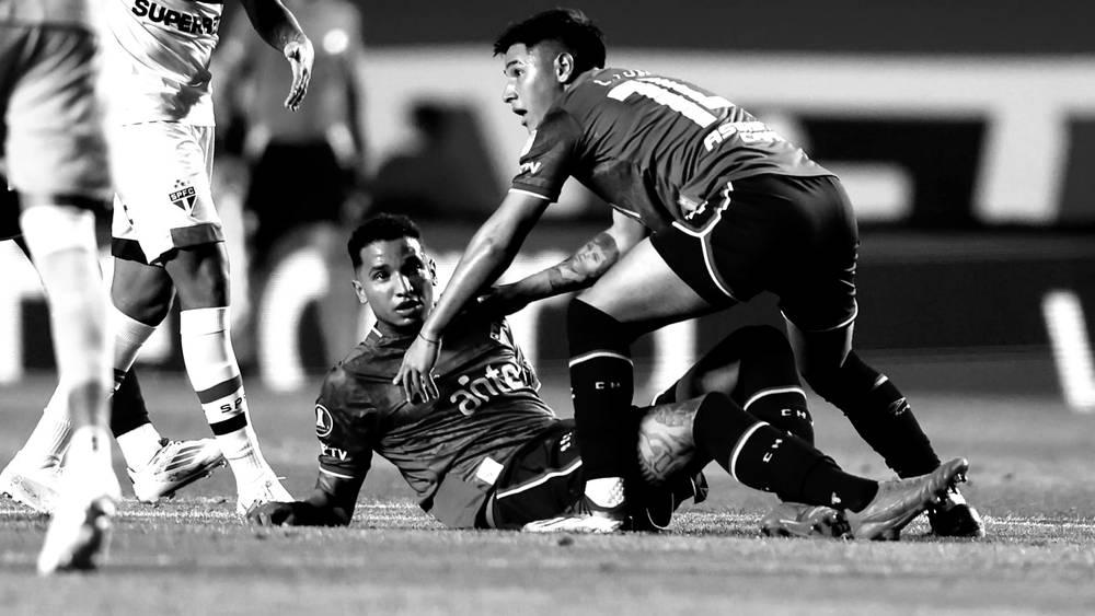 وفاة لاعب ناسيونال الأوروغوياني بعد 5 أيام من سقوطه في مباراة فريقه ضد ساو باولو البرازيلي