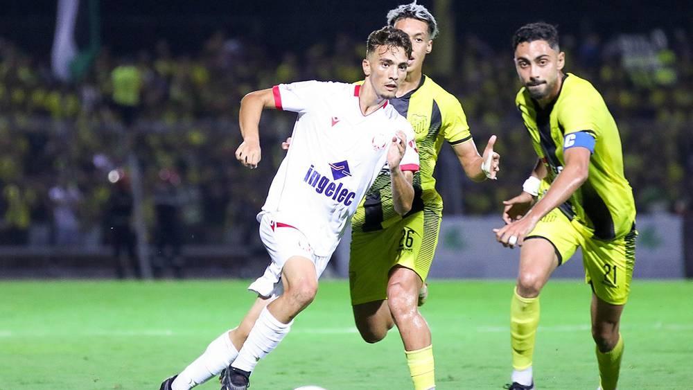 مديرية التحكيم: "لا وجود لركلة جزاء للوداد أمام المغرب الفاسي وحارس الفريق الأحمر كان يستحق الإنذار لتكسيره فرصة سانحة للتسجيل"