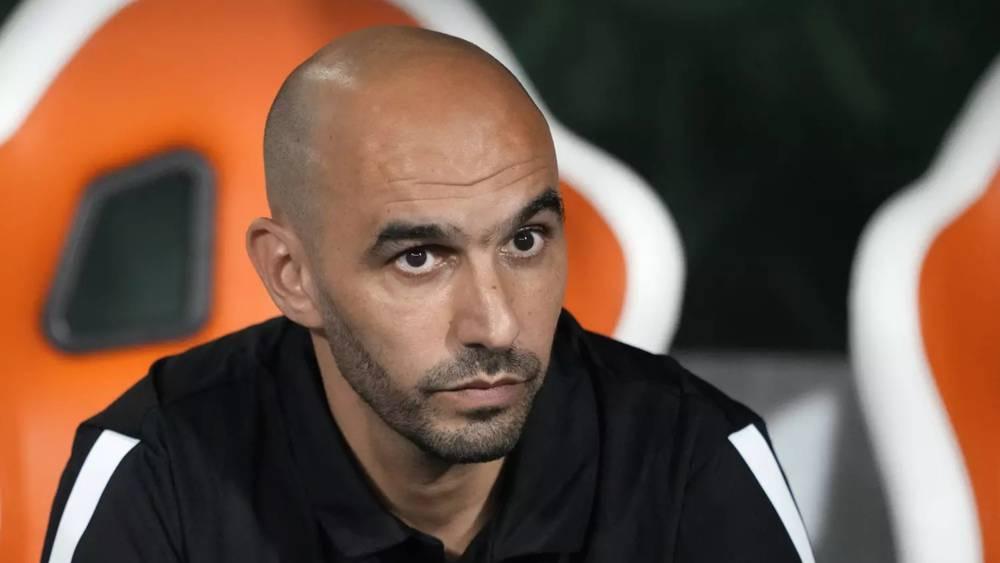 الركراكي: "حكيمي مكَانشْ مْرتَاح في الجهة اليسرى بَاش نْكونو صَريحِين.. خَاصّنا نْلقَاو الحل"