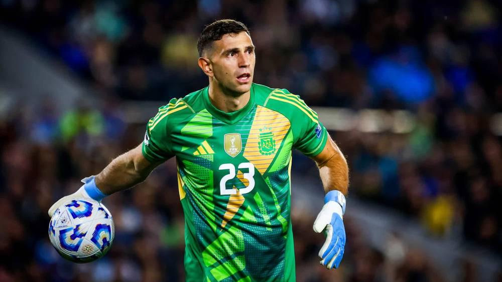 بالفيديو/ الحارس الأرجنتيني مارتينيز "يعتدي" على مصور وجمعية كولومبية ترد: "نطالب الفيفا بمعاقبته.. إنه ليس قدوة للأجيال الجديدة"