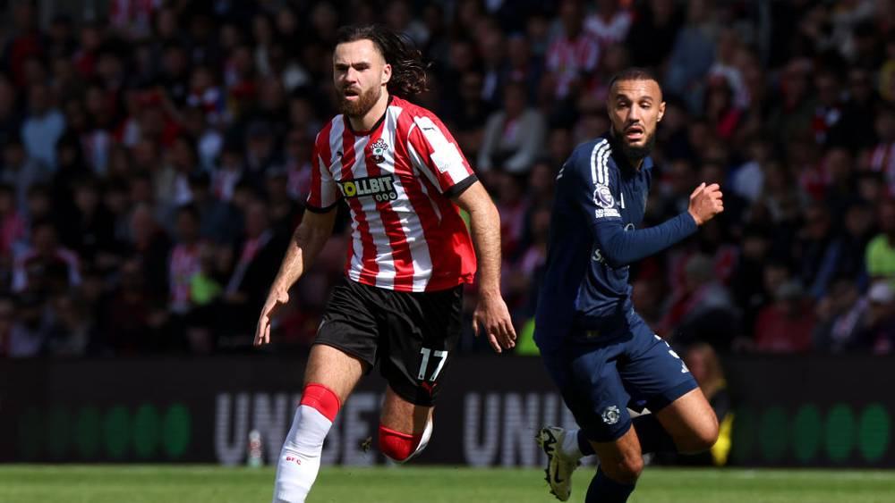 مزراوي يغادر مباراة مانشستر يونايتد ضد ساوثهامبتون متأثرا بالإصابة