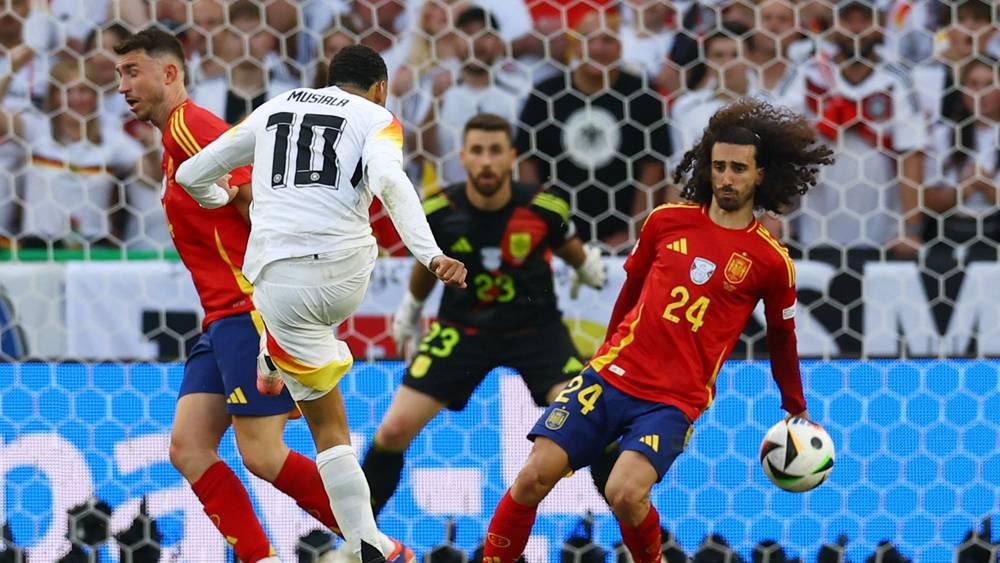 بعد مرور شهرين.. "اليويفا" يعترف أن لمسة اليد على كوكوريلا كانت تستوجب الإعلان عن ركلة جزاء لألمانيا!