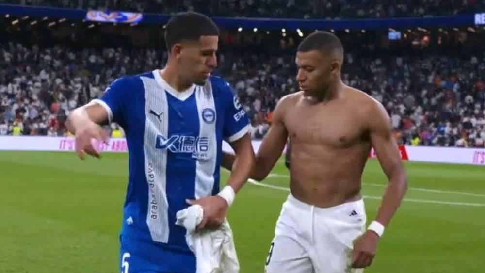 صحيفة "okdiario"/ مدرب ألافيس أخرج عبقار ما بين الشوطيْن لعدم رضاه عن توجُّه المغربي للحصول على قميص مبابي