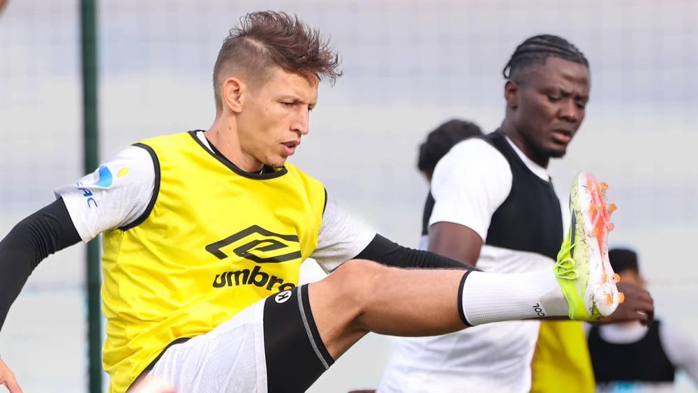 الوافدون الجدد على الرجاء يواصلون تداريبهم بأكاديمية النادي بعد رفض العصبة الاحترافية السماح بمشاركتهم أمام ا. طنجة