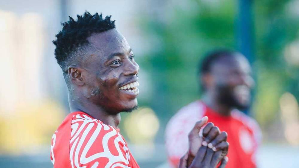 النادي الأفريقي التونسي ينجح في تأهيل اللاعب الكونغولي كينزومبي رغم اعتراض مازيمبي
