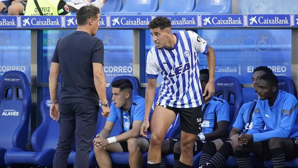 تجديد عقد الدولي المغربي عبقار يقلق إدارة ألافيس الإسباني