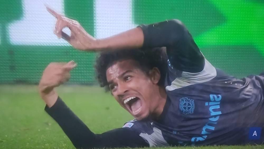 أمين عدلي يتعرض لإصابة قوية ويغادر الملعب بعد أقل من 15 دقيقة على دخوله!