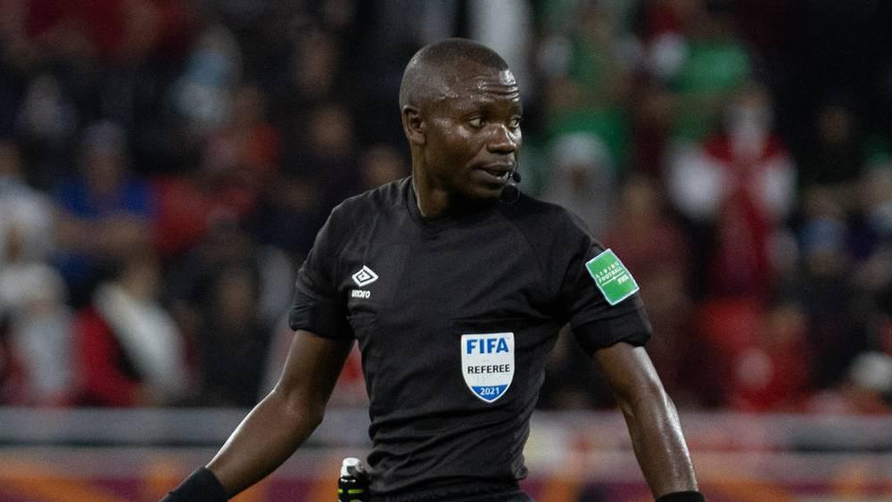 "الكاف" يعين الحكم الكونغولي "جون جاك ندالا" لقيادة مباراة المغرب وليسوتو في تصفيات "كان 2025"