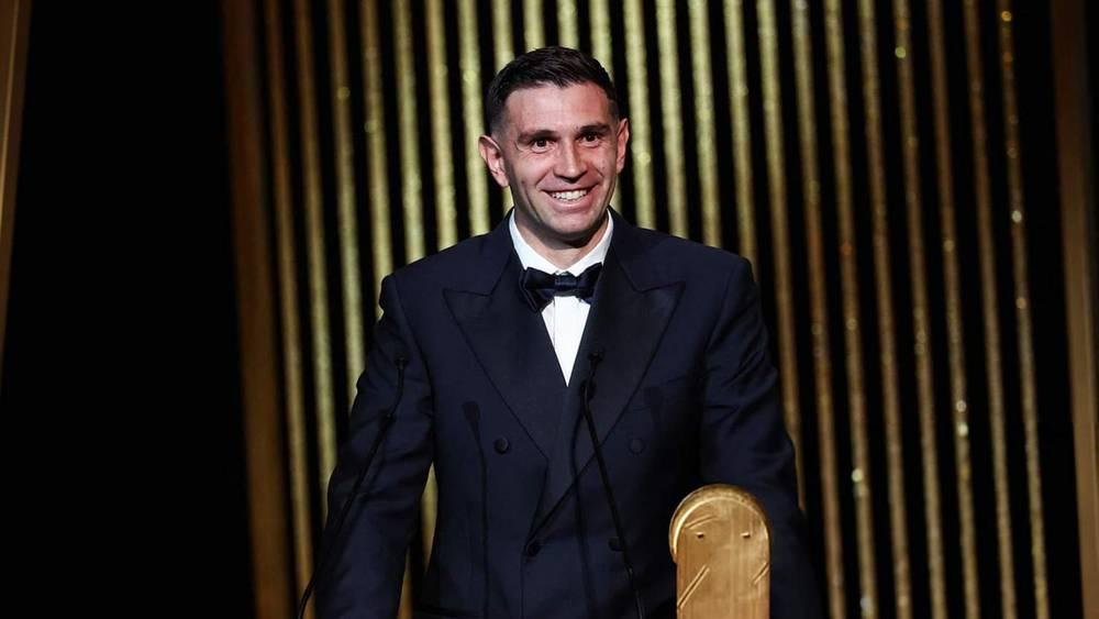 للسنة الثانية على التوالي.. الأرجنتيني إيميليانو مارتينيز يتوج بجائزة أفضل حارس مرمى في العالم