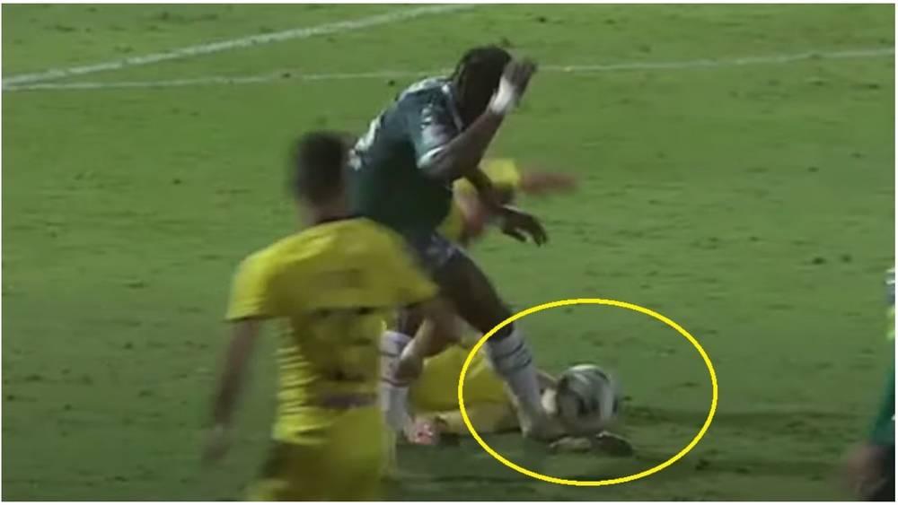 مديرية التحكيم: "طرد مُهاجم الرجاء في مواجهة المغرب الفاسي كان صحيحا"