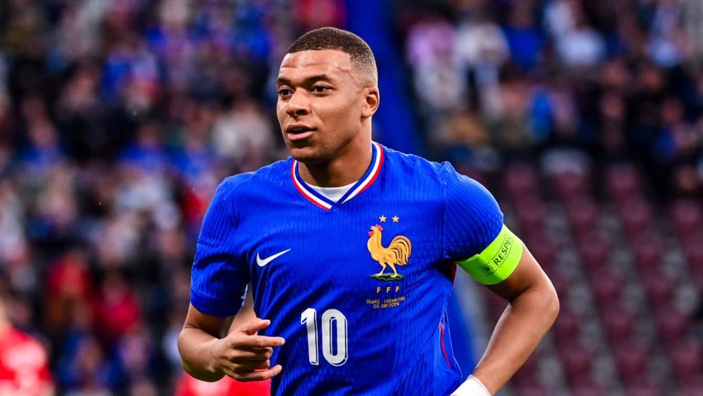 مبابي قرر عدم حضور معسكر المنتخب الفرنسي لشهر شتنبر الماضي قبل أن "يتراجع" بسبب والديه