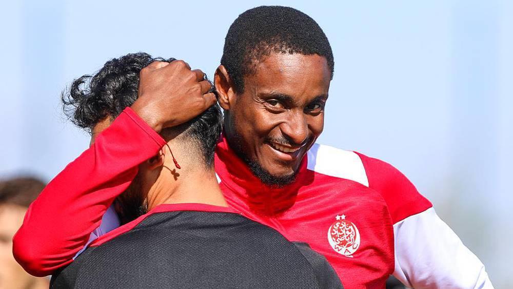 موكوينا يطالب لاعبي الوداد بتفادي أخطاء المباريات الأخيرة ويشدد على ضرورة تحقيق الفوز أمام الفتح