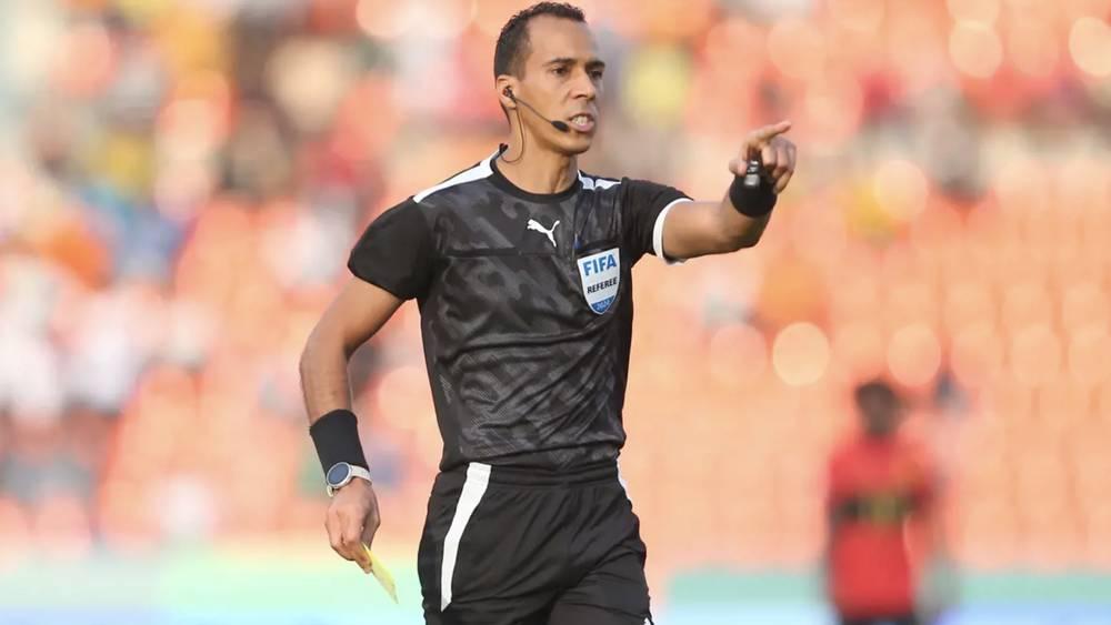 الحكم الموريتاني دحان بيدة يقود مباراة الجيش الملكي وسان داونز الجنوب أفريقي في دوري أبطال أفريقيا