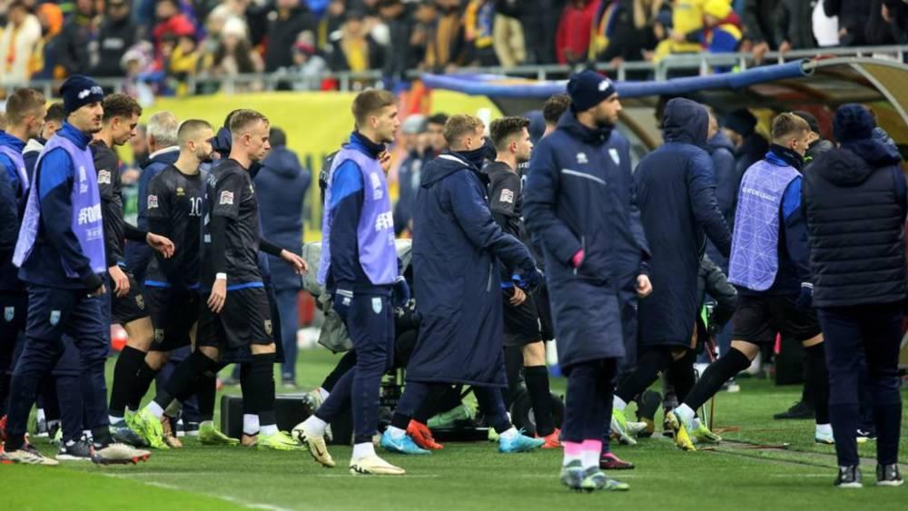 لاعبو منتخب كوسوفو ينسحبون ويقررون عدم إكمال المباراة ضد رومانيا بسبب هتافات عنصرية!
