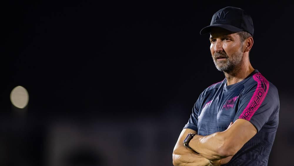 الوحدة السعودي يقرر إقالة مدربه زينباور بسبب سوء النتائج