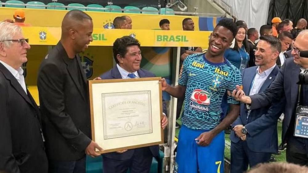 الاتحاد البرازيلي لكرة القدم يكشف جذور فينيسيوس الكاميرونية بعد خضوعه لفحص الحمض النووي ويحتفي به
