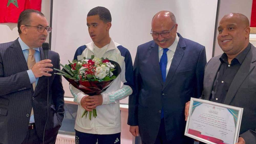 القنصلية المغربية بأمستردام تستقبل عبد الله وزان لتهنئته على مُستوياته رفقة المنتخب الوطني تحت 17 سنة ضمن بطولة شمال أفريقيا