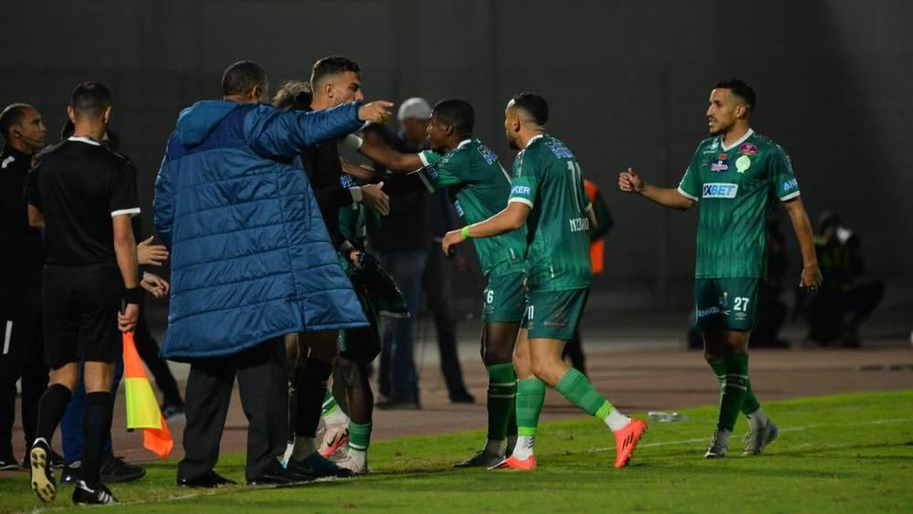 الرجاء يطالب بتوقيف الحكم كريم صبري وتجريده من الشارة الدولية بسبب أخطائه في مباراة الديربي أمام الوداد