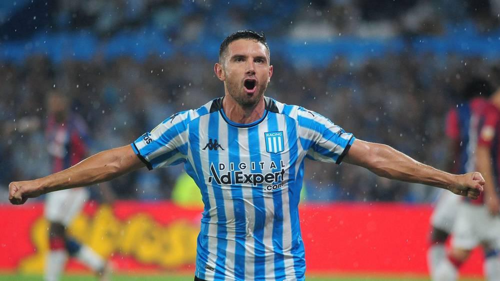 "مارتينيز".. دخل السجن بالخطأ وبدأ مسيرته وعمره 22 سنة ثم تُوج بـ"كوبا سود أمريكانا" ونال جائزة الهداف