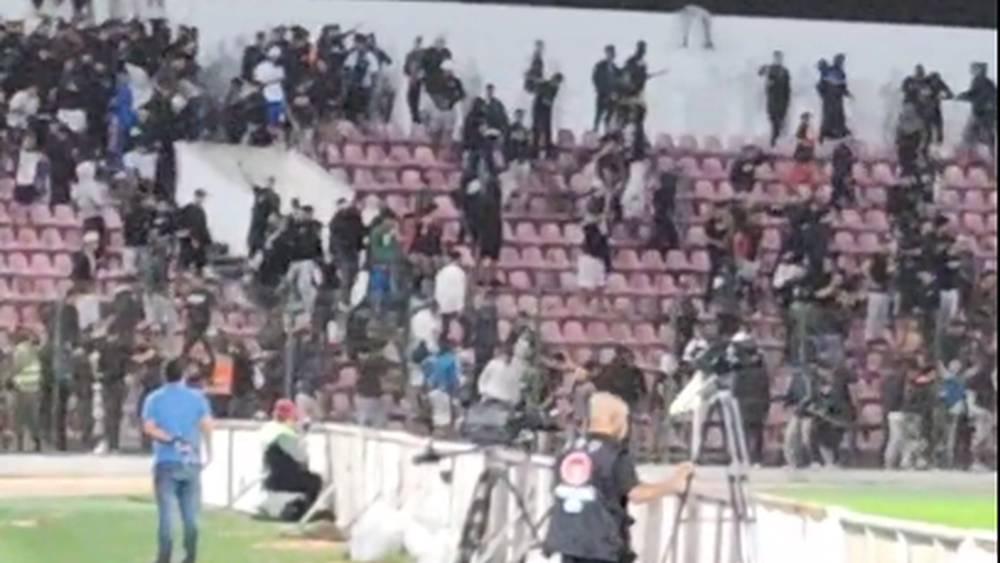 نقل لاعب شباب المحمدية جعفر إلى المستشفى بعد إصابته في أحداث شغب جماهير الجديدة بملعب البشير