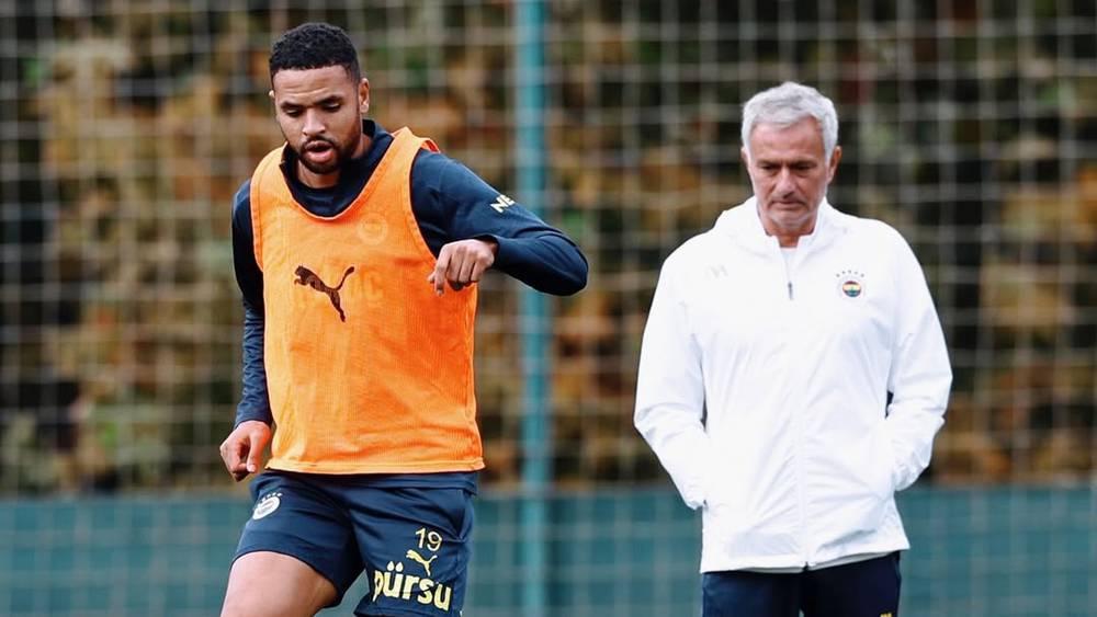 مورينيو: "لدي ثلاثة مهاجمين جيدين للغاية.. النصيري ودجيكو وطوسون يسجلون وما يفعلونه بعيدا عن الأهداف أمر رائع"