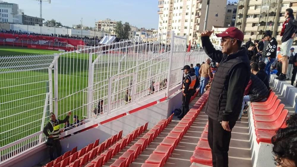 استياء جماهيري بسبب السياج الحديدي الداخلي في الملعب الشرفي بمكناس