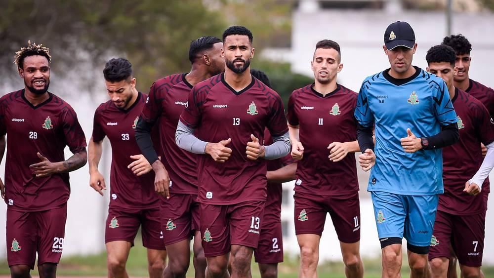 خاص/ مدرب الجيش الملكي يبرمج حصة تدريبية بعد غد الأربعاء على أرضية ملعب اصطناعي في المعمورة قصد الاستئناس قبل ملاقاة مانييما