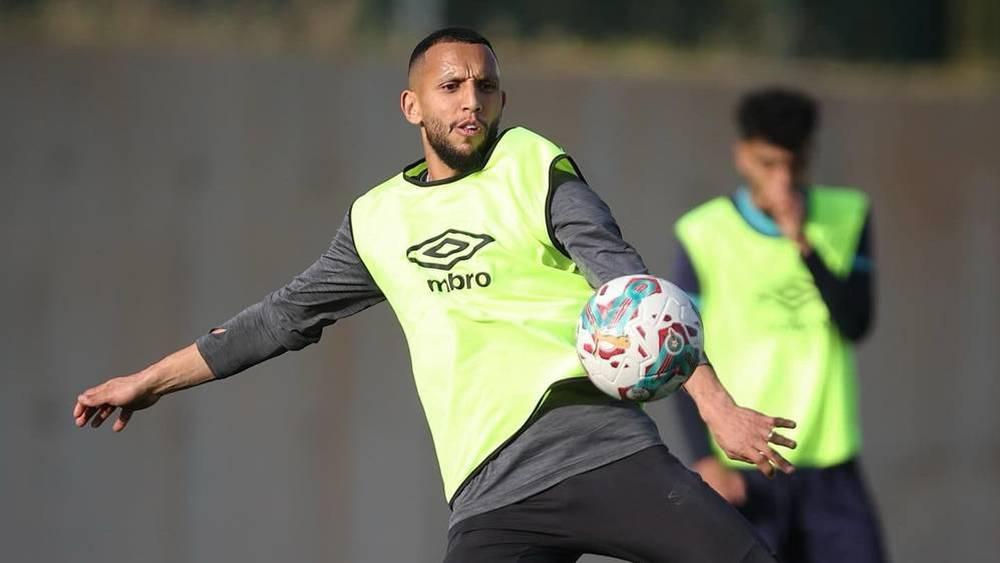 الرجاء الرياضي يُباشر استعداداته لمواجهة سان داونز بأول حصة تدريبية في جنوب أفريقيا