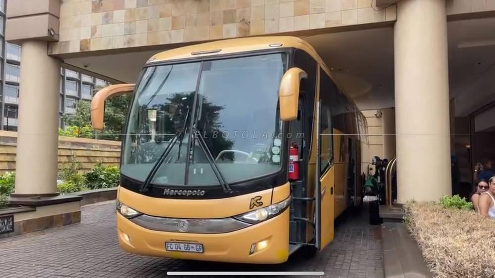 أحد فصائل الرجاء تعترض حافلة الفريق للاحتجاج على الهزيمة والأمن يتدخل بإطلاق غازات مسيلة للدموع