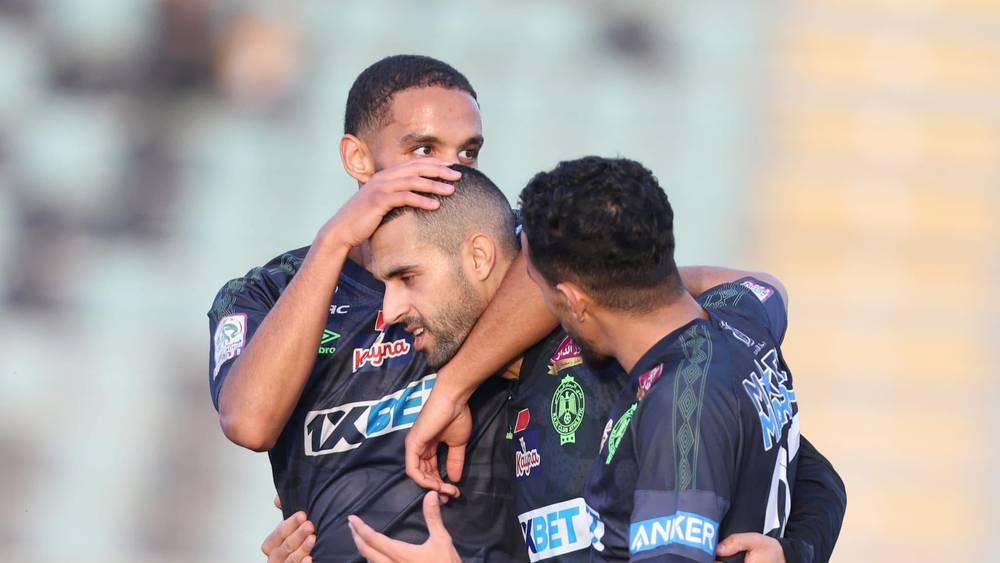 تشكيلة الرجاء ضد اتحاد تواركة.. حضور أساسي للحرار في حراسة المرمى والعراسي في الدفاع فيما يقود النفاتي الهجوم رفقة الزرهوني والنجاري