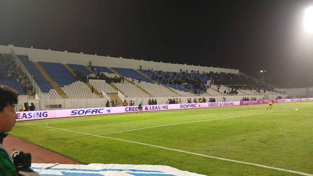 جماهير الرجاء تغادر مدرجات ملعب العربي في مباراة ا. تواركة احتجاجا على وضعية الفريق