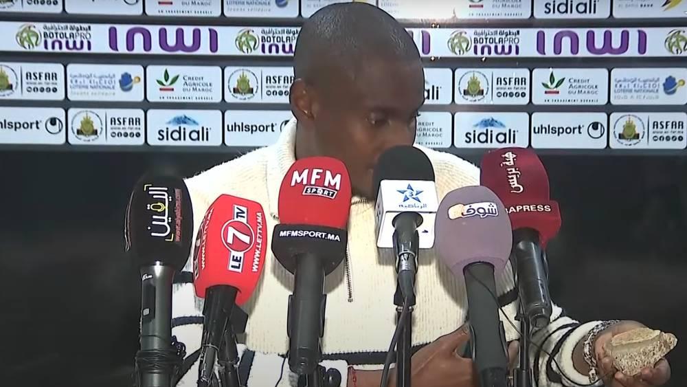 موكوينا يعرض الحجر الذي تم رميه في مباراة الجيش خلال الندوة الصحفية ويؤكد: "نحن لسنا أعداء والمغرب ليس هكذا"