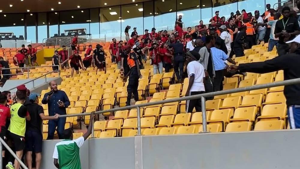 "الكاف" يعاقب جاراف بـ4 مباريات دون جمهور وغرامة 50 ألف دولار بعد اعتداء أنصاره على جماهير ولاعبي اتحاد العاصمة