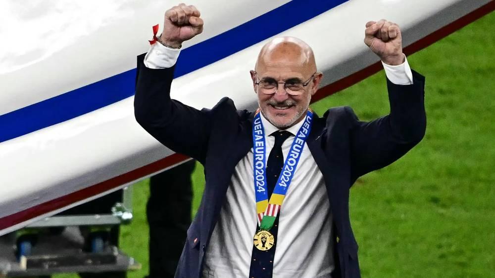 دي لا فوينتي يطالب براتب لويس إنريكي لتجديد عقده مع إسبانيا والاتحاد يرفض