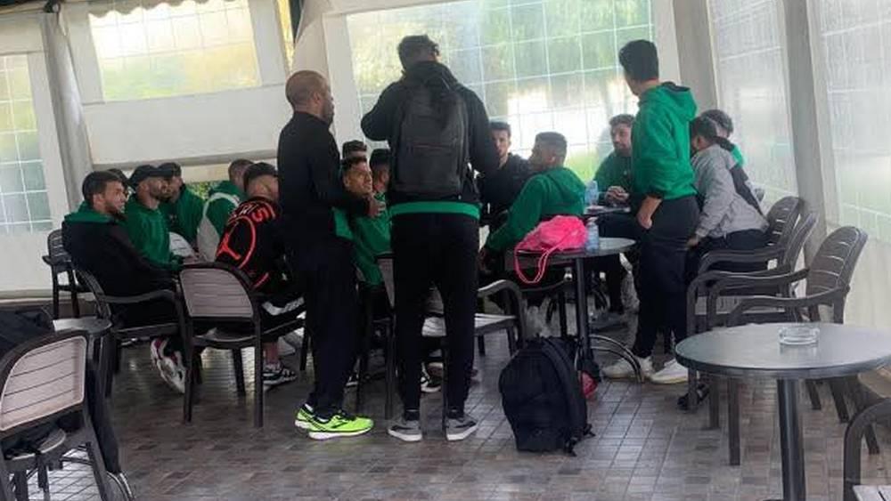 "فضيحة" جديدة في زمن الاحتراف.. لاعبو يوسفية برشيد يصلون إلى الملعب قبل 10 دقائق من موعد انطلاق مباراتهم أمام يعقوب المنصور