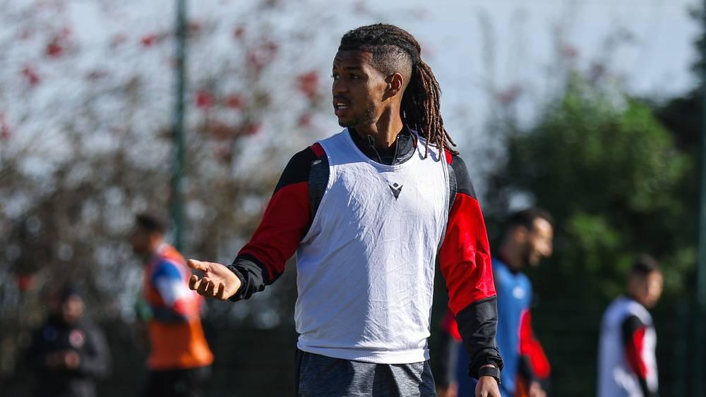 طبيب الوداد لـ"البطولة": "مُباريك تعافى من الإصابة ومتواجد في قائمة الفريق لمباراة المغرب التطواني"