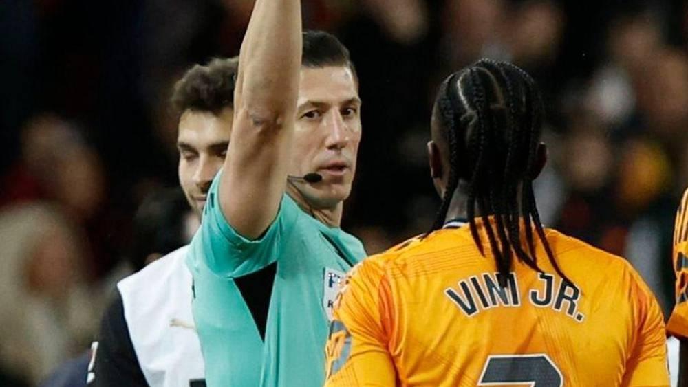 فينيسيوس بعد طرده أمام فالنسيا وانتصار ريال مدريد: "أعتذر لكم وشكراً للفريق"