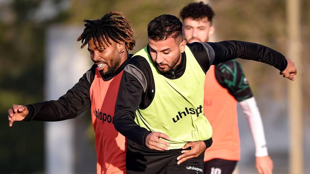 الجيش الملكي يختتم استعداداته لمواجهة الرجاء بخوض آخر حصة تدريبية في الملعب الشرفي لمكناس