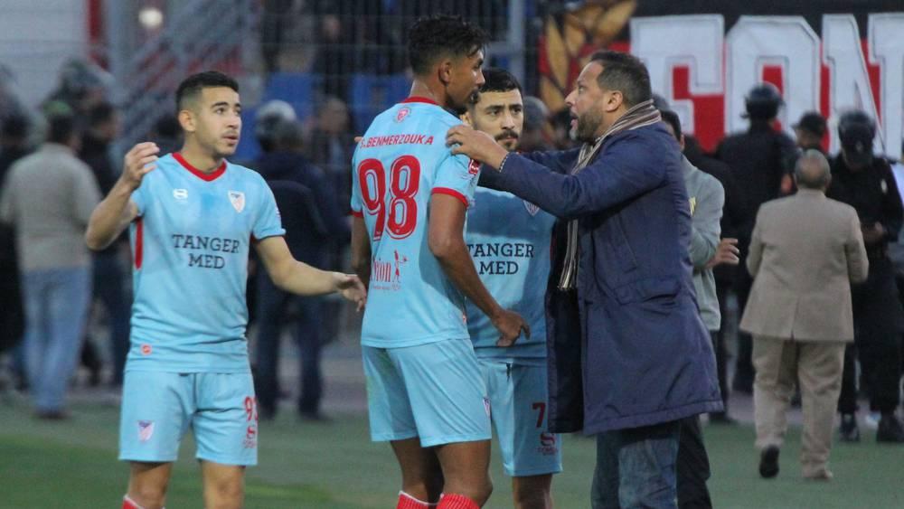 بنشريفة (مدرب المغرب التطواني): "اللاعب المغربي ضَرورِي تْبقَى تَابعُو بالتَعليمَات"