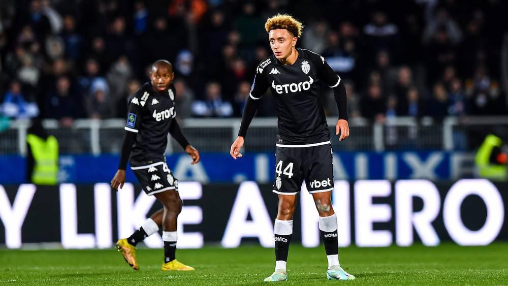 إلياس بن صغير يقترب من الانضمام إلى نابولي لتعويض رحيل كفاراتسخيليا