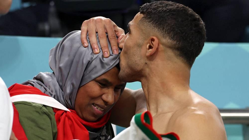 حكيمي: "والدتي هي من تدير أموالي وكل شيء منذ صغري"