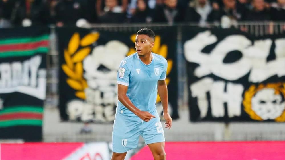 خاص/ بطلب من عموتة.. الجزيرة في مفاوضات متقدمة مع اتحاد تواركة لضمّ المدافع إلياس لغريمي (20 سنة)