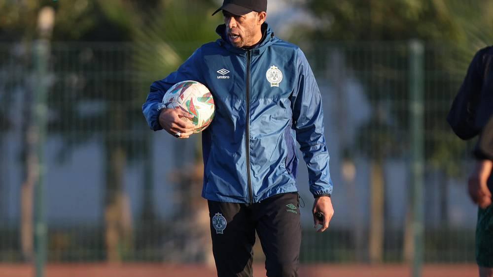 عبد الصادق ينفي غياب بعض لاعبي الرجاء عن التداريب ويؤكد: "أي لاعب غير متواجد لديه رخصة.. الأجواء مريحة والمشاكل نتركها خارج الملعب"